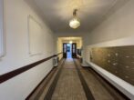 Ready-to-occupy apartment in old building in prime City West location near Ku'damm - Durchgang zum Innenhof