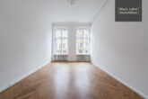 High-quality renovated 1 room flat in a listed building near Viktoriapark vis à vis Riehmers Hofgärten - Living area