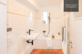 Sunny views: Functional 2 room flat with balcony in Berlin Steglitz exudes brightness - Bathroom